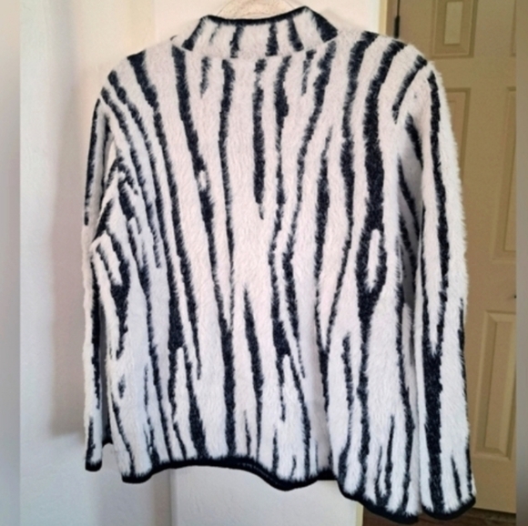 Ethyl Zebra Print Fuzzy Sweater Size XL - Picture 3 of 8